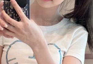 下雨天最适合拿起手机看91吃瓜苹果版，不看黑料心里空荡荡的！