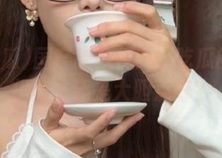 国产吃瓜视频：吃瓜的姿势要优雅，还是大胆点好？