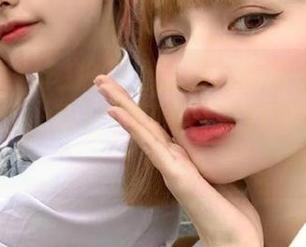 热搜上的那位新晋小花又双叒叕被扒了，黑料不打烊，入口等你来翻牌！